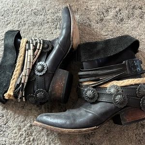 FREEBIRD BY STEVEN YERBA BLACK  LEATH CHAIN BELT BOOTS - size 8